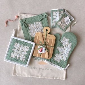 Quilt Sage Hibiscus Oven Mitt, Potholder, Candy Tray, Butter Board Set 1